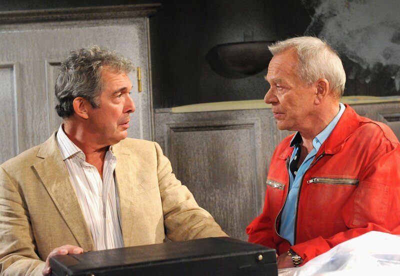 ARD STURM DER LIEBE FOLGE 1387, am Dienstag um 15:10 Uhr im ERSTEN. André (Joachim Lätsch, l.) ist überrascht, als Werner (Dirk Galuba, r.) brüderliche Anteilnahme zeigt. – Bild: ARD/​Ann Paur