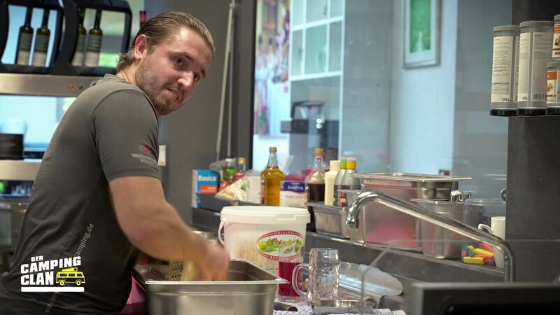 Maximilian Gross, Gastro-Chef des Restaurants. – Bild: Warner Bros. Discovery
