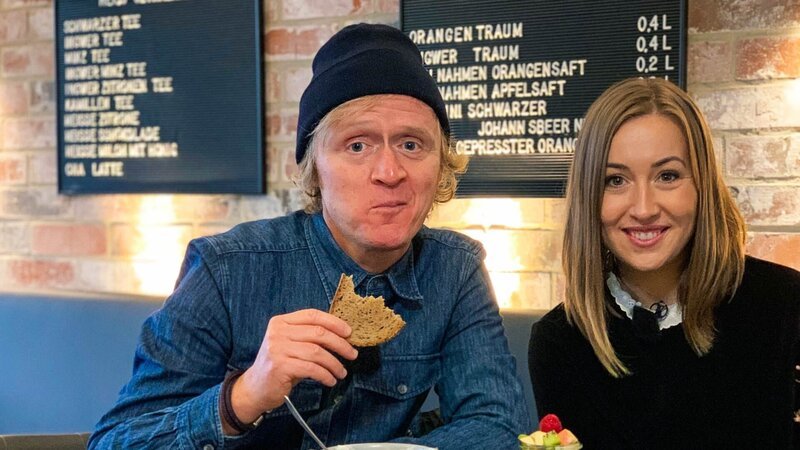 Lena Kupke ist nicht nur eine talentierte Stand Up Comedienne und Schauspielerin, sondern auch die perfekte Gesprächspartnerin für verregnete Nachmittagsspaziergänge. Pierre begleitet die frisch gebackene Buchautorin beim Flanieren, Signieren und Sinnieren. – Bild: SWR/​dibido /​ ZDF