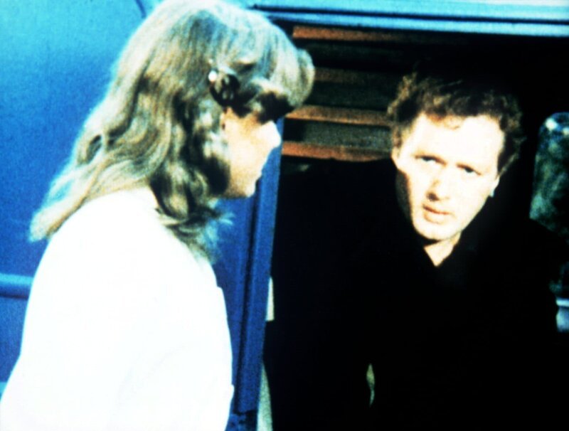 Mary Ellen (Judy Norton-Taylor, l.) weiß als Krankenschwester, dass es Mike Paxton (Dennis Redfield, r.) gelingen muss, sein Selbstmitleid abzulegen. Immer wieder führt sie Gespräche mit ihm. – Bild: Sat.1 Gold