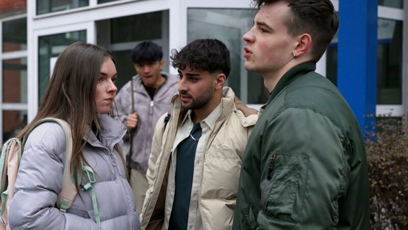 Joanna fiebert der Veröffentlichung ihres umstrittenen Artikels entgegen. Während sie in der Schule Applaus erhält, wirft Karim ihr Skrupellosigkeit vor. Der Streit eskaliert, als Joanna ihm unterstellt, ihr den Erfolg nicht zu gönnen. – Bild: RTLZWEI