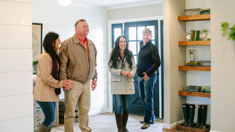 Homeowners Deanna and Paul King are all smiles as hosts Joanna and Chip show them their newly renovated home, as seen on Fixer Upper. (action) – Bild: Rachel Whyte /​ HGTV /​ Scripps Networks