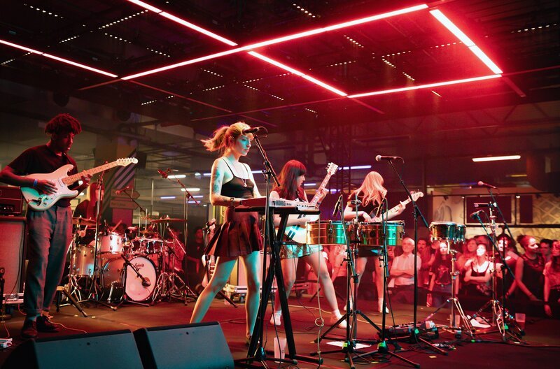 Die Musik von Los Bitchos speist sich aus unterschiedlichsten Einflüssen wie Surf Music, Sixties Rock, Grunge, Cumbia und Oriental Pop. – Bild: Véronique Fel