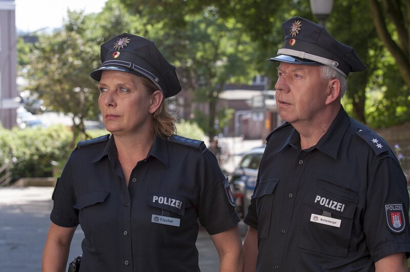 Claudia (Janette Rauch, l.) begleitet Wolle (Harald Maack, r.) auf dem Weg zu seiner Bekannten, deren Sohn an einer Straftat beteiligt war. Keine einfache Aufgabe für Wolle. – Bild: ZDF/​Boris Laewen