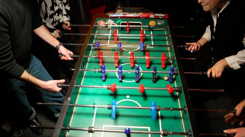 Wo trinkt Frank Zander sein letztes Bier? Wo gibt es Kneipenklassiker wie Königsberger Klopse? Und wo spielt noch die Jukebox? Ein Besuch in Berlins Kultkneipen. Für viele sind sie die Seele der Stadt. – Kneipensport „Kickern“ in Berlin. – Bild: rbb/​Arne Jansen