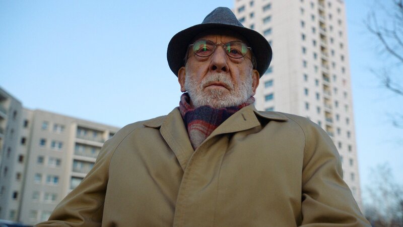 Hintz (Dieter Hallervorden) verlässt den Plattenbau mehr oder weniger freiwillig. – Bild: Jonathan Ibeka /​ ZDF und Jonathan Ibeka