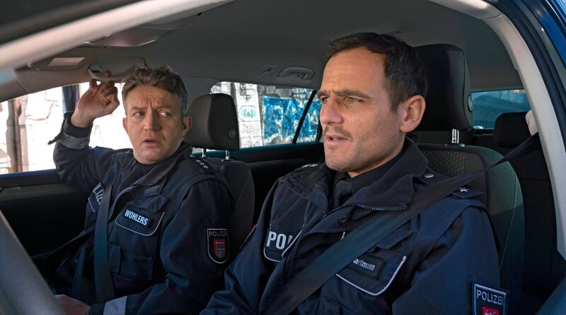 Die Polizisten Gerd Wohlers (Josef Heynert, l.) und Ron Hartmann (Peter Sikorski, r.) sprechen über die Gerichtsverhandlung und ihre Aussage. – Bild: ARD/​Georges Pauly
