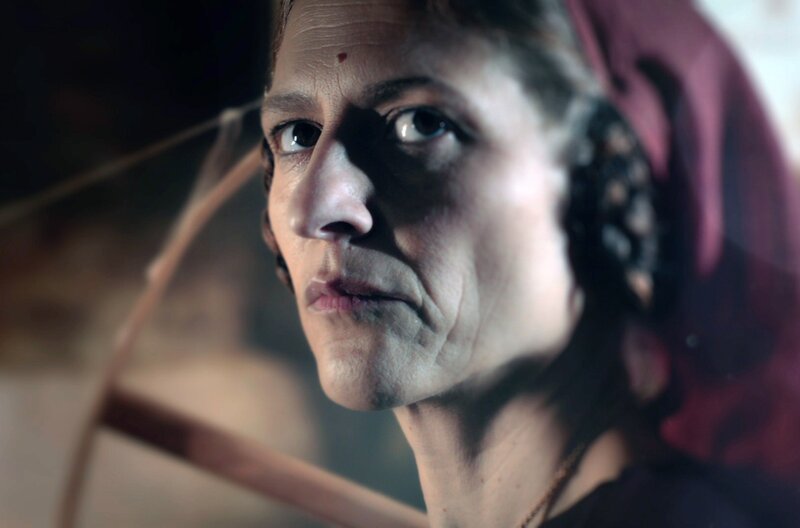 Nachstellung einer Frau aus Siena im 14. Jahrhundert. Zu dieser Zeit führte die Pest zu großen Verwerfungen in der Gesellschaft: Da der sogenannte Schwarze Tod überall lauerte, war Angst allgegenwärtig und jeder wurde argwöhnisch betrachtet. – Bild: Impossible Factual