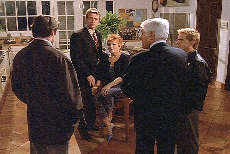 Madison (Joanna Cassidy, M.) wird von einem Unbekannten bedroht. Ihr Freund Brett (John Schneider, 2.v.l.), Steve (Barry Van Dyke, l.), Mark (Dick Van Dyke, 2.v.r.) und Jesse (Charlie Schlatter) sind sehr besorgt um sie. – Bild: Viacom