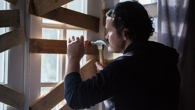 Rick barricades the front windows in the house – Bild: Discovery Communications
