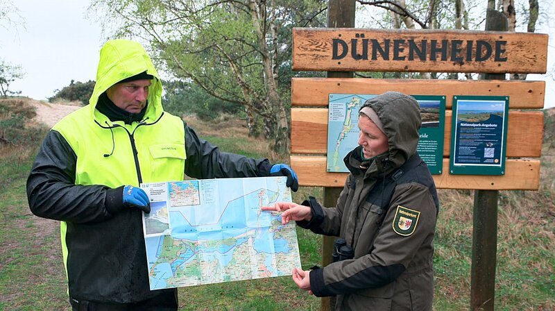 Vom Fischer zum Touristen-Führer: Auch Rundgänge durch den Nationalpark gehören zur Ausbildung zum Sea Ranger. – Bild: NDR