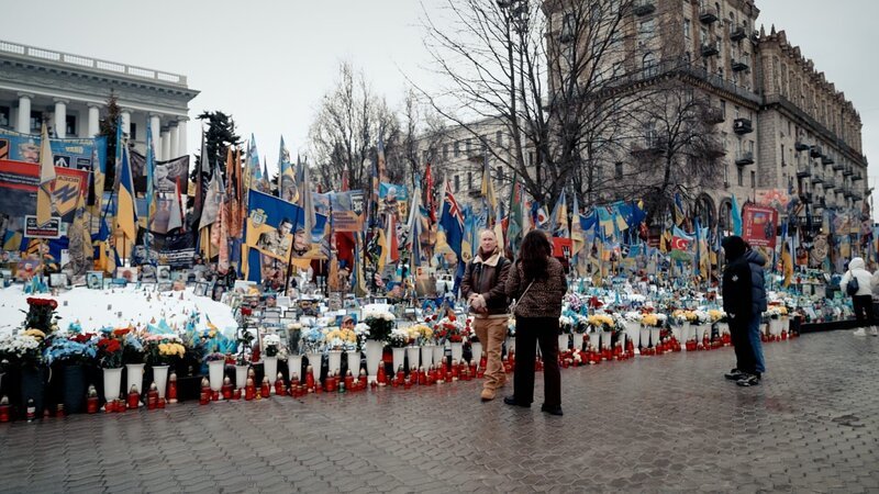 Denkmal für die Opfer der russischen Invasion auf dem Unabhängigkeitsplatz in Kiew. – Bild: ServusTV