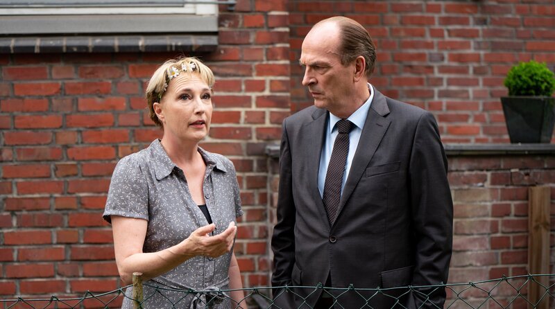 Markus Gellert (Herbert Knaup, r.) bespricht sich mit seiner Mandantin Imogen Paulsen (Saskia Fischer, l.). – Bild: ARD/​Georges Pauly