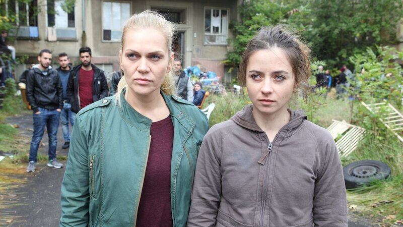 Helen Dorn (Anna Loos, l.) rettet Alena (Cosmina Stratan, r.) aus einem illegalen Versteck. – Bild: ZDF