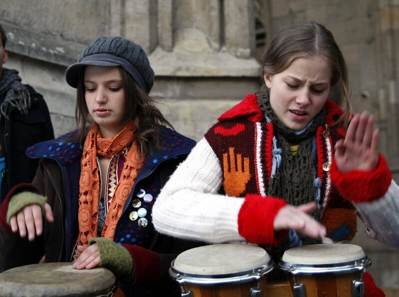 Clara (Lena Schneidewind, re.) trommelt leidenschaftlich auf den Bongos, daneben ihre neue Bekannte von der Straße: Charlie! (Kimberley Krump, li.) – Bild: MDR/​Anke Neugebauer