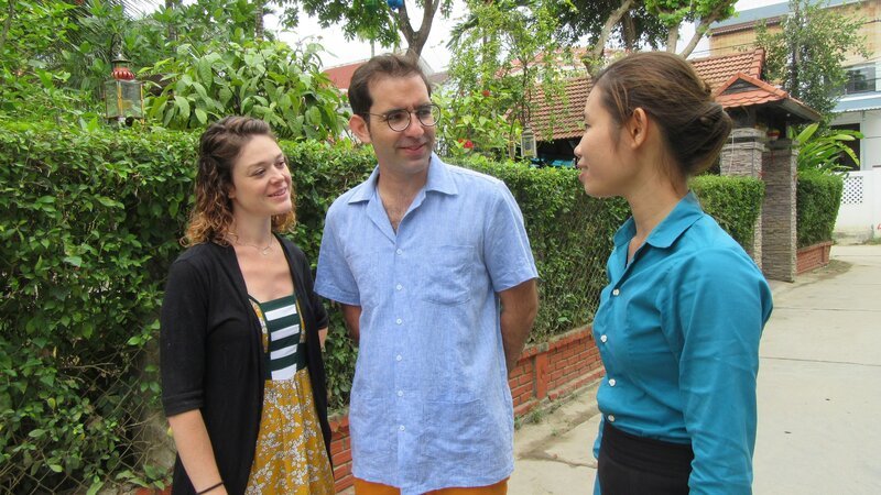 Portrait shot of agent Ha Phan (right) with contributors Pierre Fabra and Paige Brennan in Hoi An, Vietnam as seen on their house tour for House Hunters International. (exterior) – Bild: HGTV. /​ Scripps