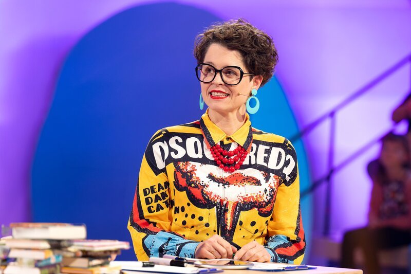 Illustratorin Nina Dulleck erklärt bei „1, 2 oder 3“, wie sie ihren Figuren ausdrucksstarke Gesichtsausdrücke zeichnet. – Bild: ZDF/​Ralf Wilschewski