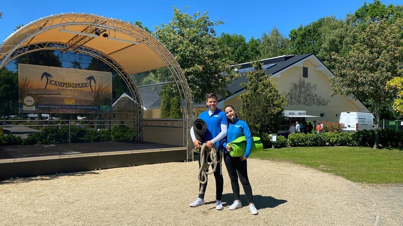 Martin und Malika, Animateure im Campingpark Kühlungsborn. – Bild: NDR/​Kathrin Klein