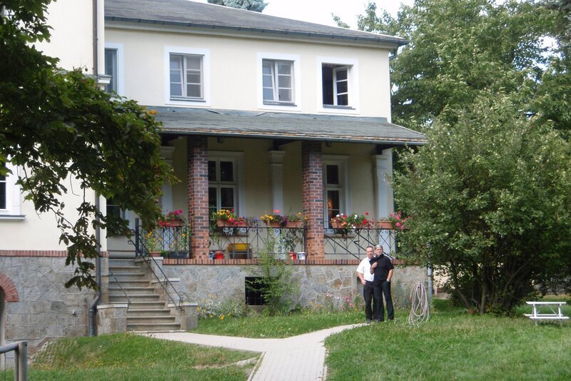 Bringfried Hildebrand und Rudolf Keßner vorm ehemaligen Kinderheim in Herrnhut – Bild: MDR/​Eckart Reichl