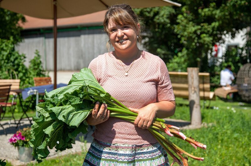 Landfrau Katharina Lerf mit frischem Rhabarber vom Hof. – Bild: BR/​megaherz gmbh/​Anne Deiß