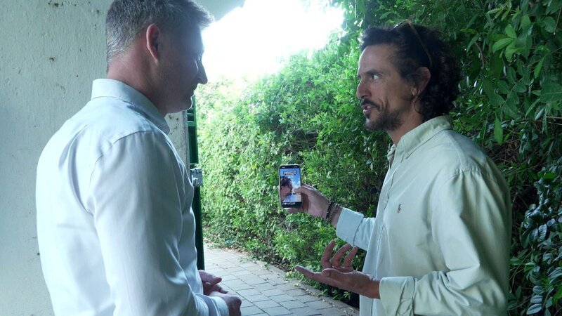 Israel-Korrespondent David Kriegleder (li) mit Ben Perry: der Influencer führt ein Videotagebuch vom Alltag im Bunker. – Bild: ORF