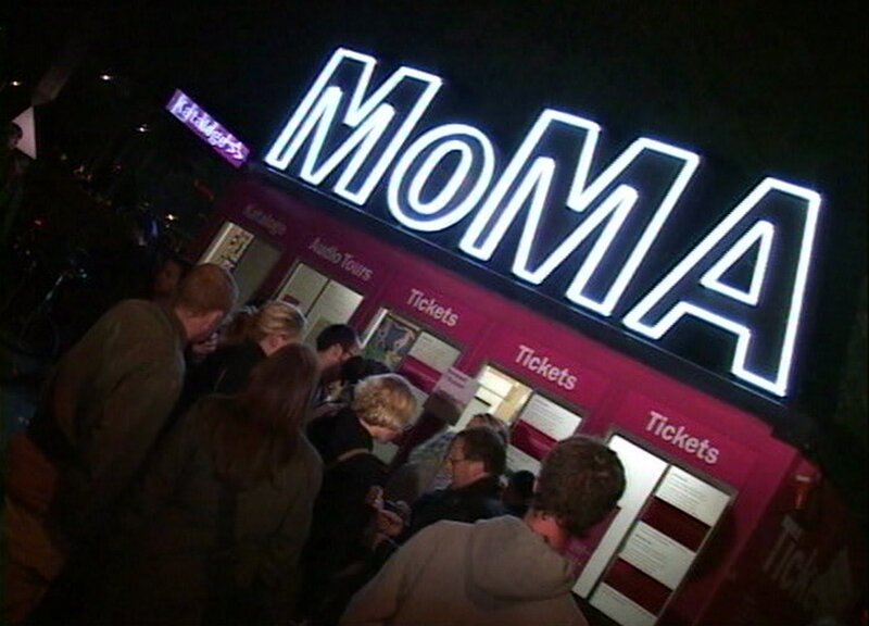 Das Jahr 2004 – das MoMA kommt und bricht Besucherrekorde, Neuköllns Bürgermeister Heinz Buschkowsky erklärt Multi-Kulti für gescheitert und die Tsunami-Katastrophe in Südostasien fordert auch Berliner Opfer. Eine Berlin-Chronik der Superlative: Fünf Jahrzehnte von 1961, dem Jahr des Mauerbaus, bis 2009 als Berlin eine Weltstadt im 21. Jahrhundert ist. – Das MOMA in Berlin – lange Schlangen davor. – Bild: rbb