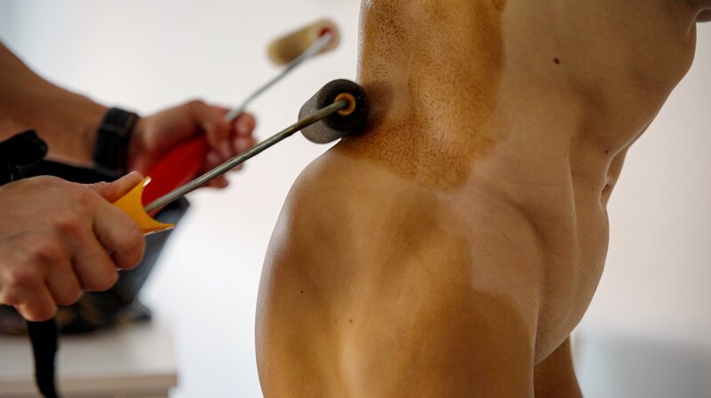 Der ‚ÄûAnstrich‘Äú vor dem ersten Qualifikationstag in Alicante (Spanien). – Bild: MDR/​Benjamin Kahlmeyer