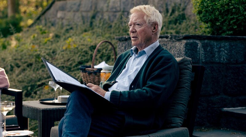 Der Hotelier Olav Engdahl (Svein Sturla Hungnes), der Großvater des entführten Jungen. – Bild: ARD Degeto Film/​Viaplay Group/​Cinenord/​Lars Olav Dybvig