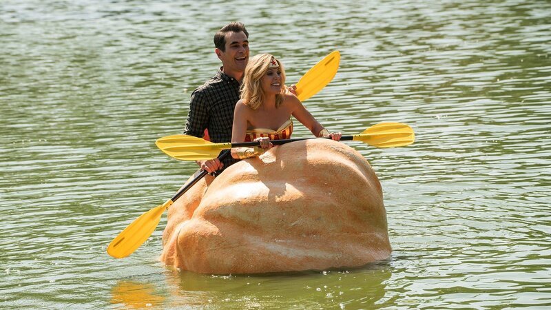 L-R: Phil Dunphy (Ty Burrell) und Claire Dunphy (Julie Bowen) – Bild: Disney+