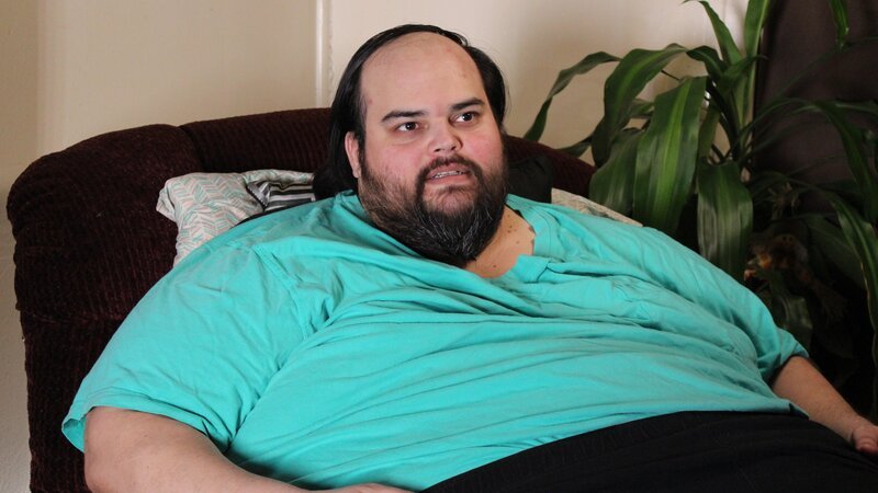 Wess eating shirtless – Bild: Warner Bros. Discovery, Inc. or its subsidiaries and affiliates. All rights reserved.