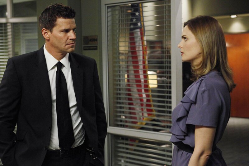 Was hat es mit den zwölf Skeletten aus dem Teversham-Brunnen auf sich? Booth (David Boreanaz) und Brennan (Emily Deschanel) ermitteln. – Bild: RTL