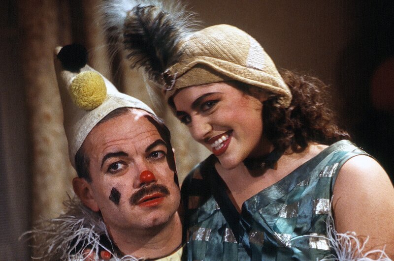 Auf dem Faschingsfest des Ehepaares Soleder sind Traudl (Christine Neubauer) und Karl Grandauer (Jörg Hube) die ersten Gäste. – Bild: BR/​Tellux-Film GmbH