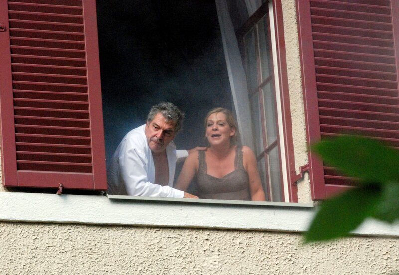 ARD STURM DER LIEBE Folge 1383, am Dienstag (27.09.2011) um 15:10 Uhr im Ersten. André (Joachim Lätsch, l.) und Lena (Johanna Bönninghaus, r.) müssen sich aus dem Fenster retten – Lena hat allerdings eine Panikattacke. – Bild: ARD/​Ann Paur
