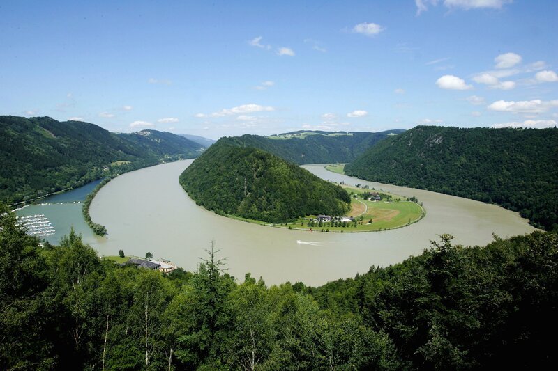 Die Schlögener Donauschlinge als Schauplatz der Naturschauspiele im Donauraum. – Bild: ORF III