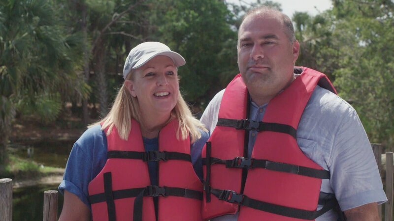 Kennengelernt bei einer Regatta und geheiratet in einem Yachtclub, steht für ein Paar aus Florida fest: Ihr neues Domizil soll auf Merritt Island am Indian River sein! Sie träumen von einem Grundstück mit Pool, einem großzügigen Haus und einem Dock im Garten für ihr eigenes Boot. – Bild: HGTV