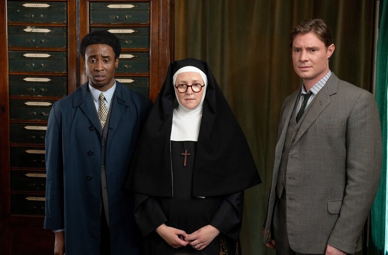 v.l.n.r.: Ds Felix Livingstone (Jerry Iwu), Sister Boniface (Lorna Watson) und  Di Sam Gillespie (Max Brown). – Bild: WDR/​BBC Studios