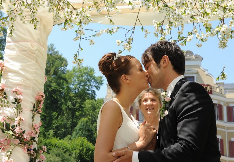 ARD STURM DER LIEBE FOLGE 1382, am Montag um 15:10 Uhr im ERSTEN. Hochzeit: Robert (Lorenzo Patané, r.) und Eva (Uta Kargel, l.) werden von Hildegard (Antje Hagen, M.) als Standesbeamtin vermählt. – Bild: ARD/​Ann Paur