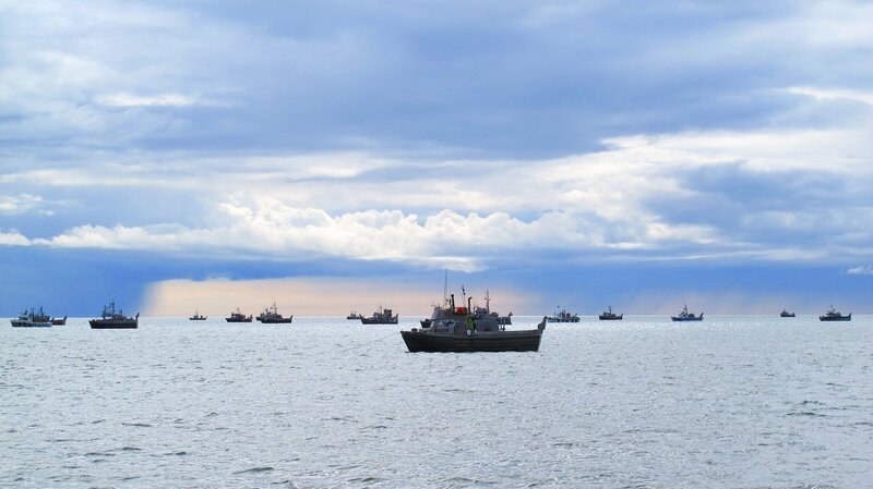 A storm brewing with ships in the bay. – Bild: Discovery Networks Picture Publicity