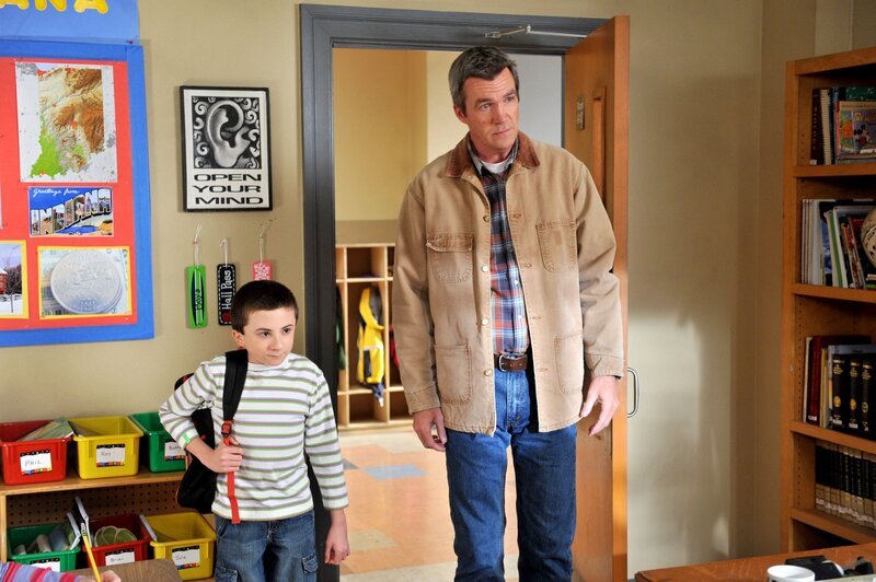 Nachdem Brick (Atticus Shaffer) beim Buchstabierwettbewerb der Schule versagt hat, muss Mike (Neil Flynn) ihn davon überzeugen, wieder in die Schule zurückzugehen, blamiert sich dabei jedoch selbst vor der Klasse. – Bild: Warner Brothers