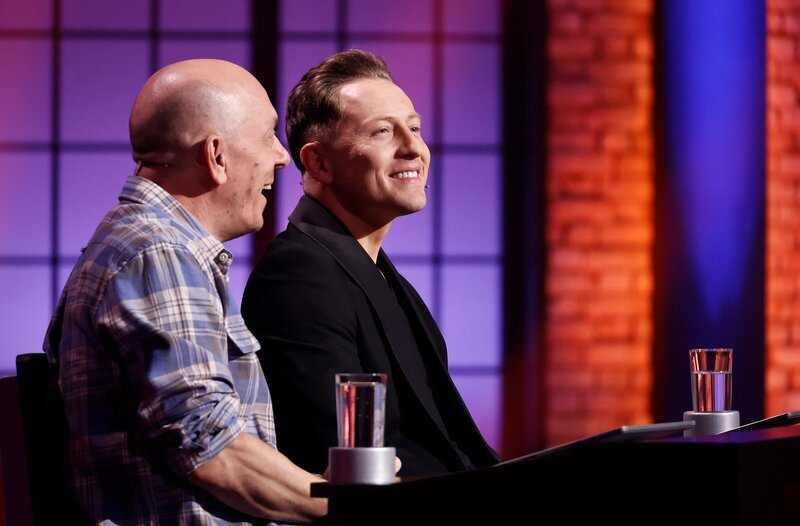 Rateteam-Kapitän Bernhard Hoëcker (l.) mit Cellist Jodok Vuille, auch bekannt als ‚Jodok Cello‘ (r.). – Bild: ARD/​NDR/​UFA SHOW & FACTUAL/​Morris Mac Matzen