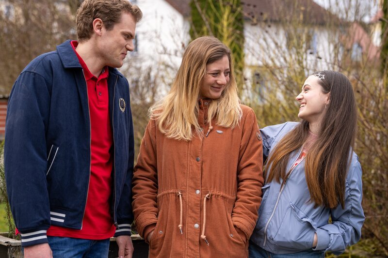 Maja ist gerührt, als Philipp und Sarah vollen Einsatz zeigen, um den Watt-Score zu knacken, wenn auch vergeblich. Von links: Philipp (Philipp Schneider, KLD), Sarah (Sophie Reiml) und Maja (Godiva Adela). – Bild: Ewa Wiese /​ BR