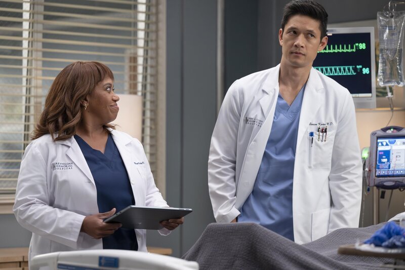 Zufrieden mit ihrem Assistenzarzt: Chandra Wilson als Dr. Miranda Bailey, Harry Shum als Dr. Benson Kwan – Bild: Disney /​ Anne Marie Fox