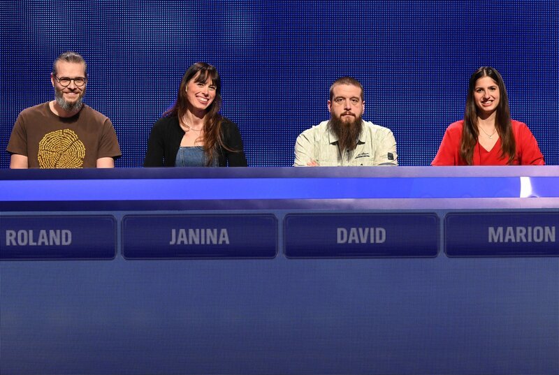 Die Kandidat:innen (v.l.n.r. am Panel): Roland Ronge-Kranz, Janina Vollmer, David Weigt, Marion Binder. – Bild: ARD/​Uwe Ernst