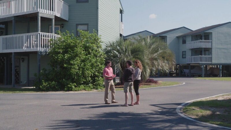 Ein Paar aus Colorado verlagert ihre Patchwork-Familie von den Rocky Mountains in die ruhige Küstenstadt Orange Beach nach Alabama. Nachdem sie dort jahrelang Urlaub gemacht haben und Geschmack am Leben Nahe dem Meer gefunden haben, ist sich die Familie einig: Hier wollen sie sich ihr Traumhaus mit zwei Schlafzimmern und zwei Badezimmern kaufen. – Bild: HGTV