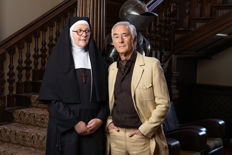 Sister Boniface (Lorna Watson, li.),  Lincoln Leigh Varsey (Denis Lawson, re.) – Bild: WDR/​Gary Moyes/​BBC Studios