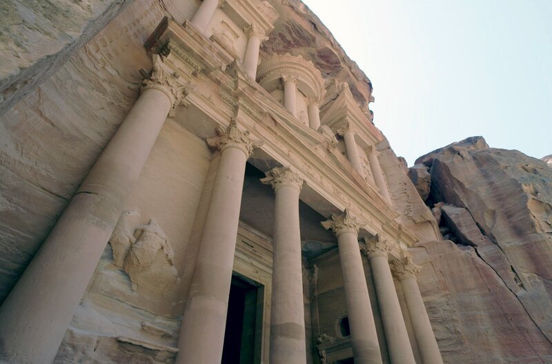 Die Felsenstadt Petra zählt seit 2007 zu den neuen sieben Weltwundern. Berühmt ist sie für ihre in den Fels gehauenen Grabkammern wie das sogenannte Schatzhaus. – Bild: Jan Kerhart