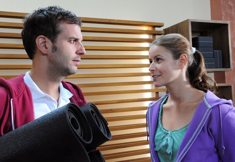 ARD STURM DER LIEBE FOLGE 1390, am Freitag (07.10.11) um 15:10 Uhr im ERSTEN. Gitti (Kathleen Fiedler, r.) bemerkt, dass Nils (Florian Stadler, l.) seit der Explosion nicht mehr der Alte ist. – Bild: ARD/​Ann Paur