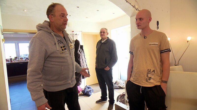 Mark (re.) bekommt Unterstützung von seinem Vater (Mitte) und Onkel (li) – Bild: RTLZWEI