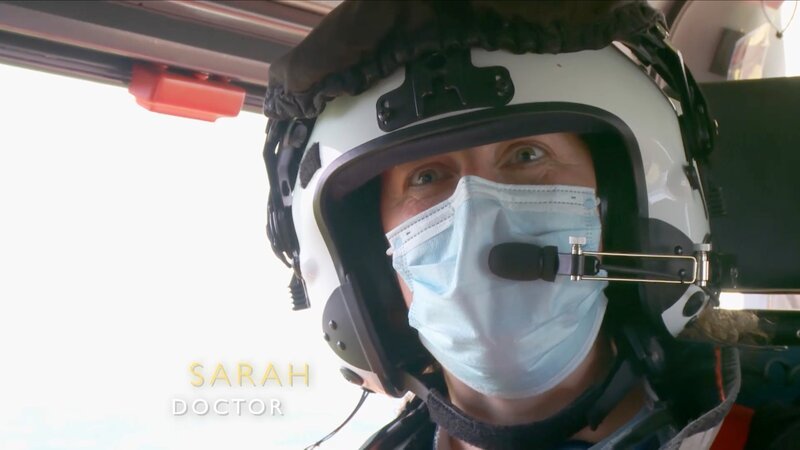 Doctor Sarah talking to camera in the back of the helicopter – Bild: Really /​ Discover Images: HLER809_episode /​ Warner Bros. Discovery, Inc. or its subsidiaries and affiliates