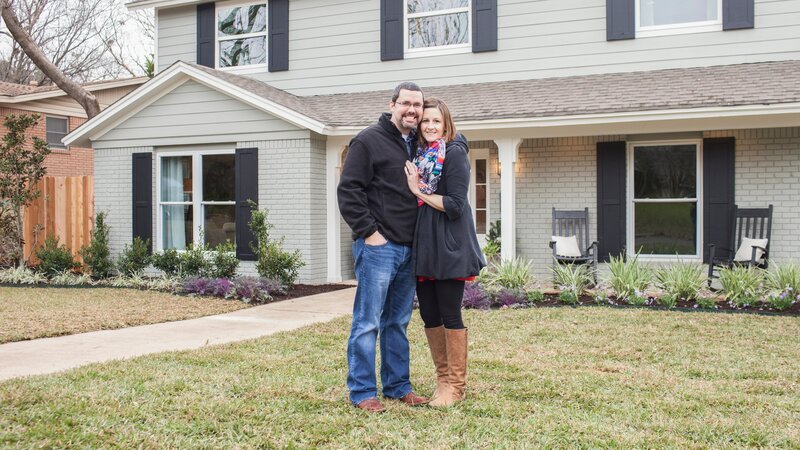 As seen on Fixer Upper, the Haire family in front of their renovated home. (portrait) – Bild: Jennifer Boomer/​Getty Images /​ HGTV /​ Scripps